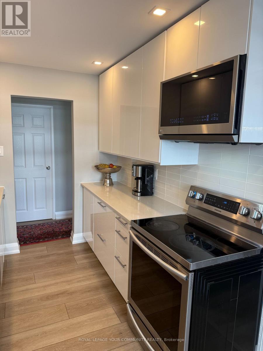 811 - 80 Quebec Avenue, Toronto, ON - Indoor Photo Showing Kitchen