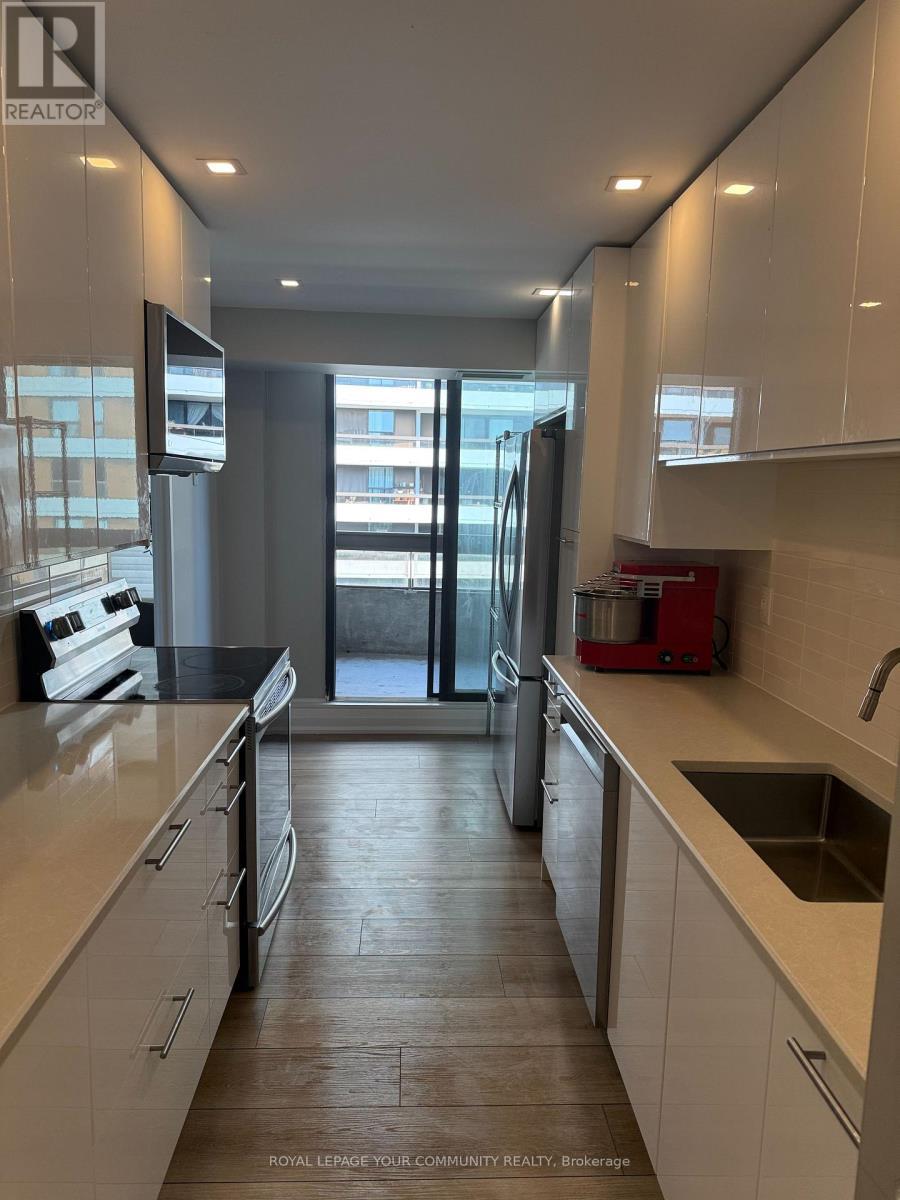 811 - 80 Quebec Avenue, Toronto, ON - Indoor Photo Showing Kitchen With Double Sink