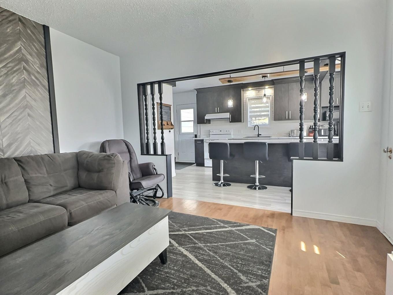 Living room - 39 Rue Notre-Dame-De-Lourdes, Ville-Marie, QC - Indoor Photo Showing Living Room