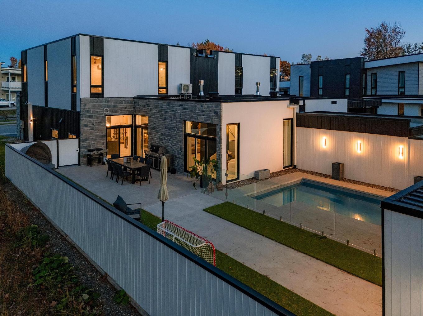 Cour - 610 Rue Du Chardonnay, Sherbrooke (Les Nations), QC - With In Ground Pool