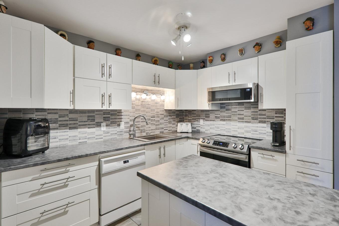 Cuisine - 506-4191 Rue De La Seine, Laval (Chomedey), QC - Indoor Photo Showing Kitchen With Upgraded Kitchen