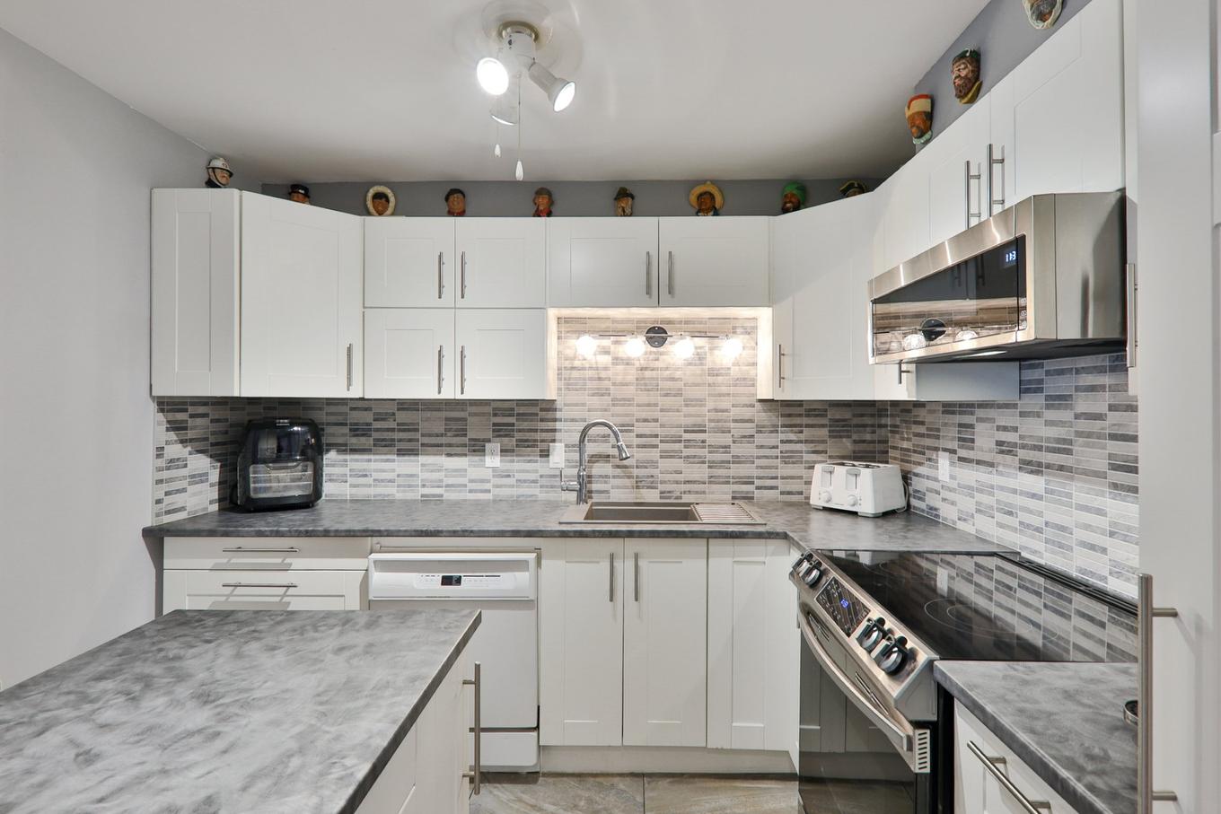 Cuisine - 506-4191 Rue De La Seine, Laval (Chomedey), QC - Indoor Photo Showing Kitchen With Upgraded Kitchen