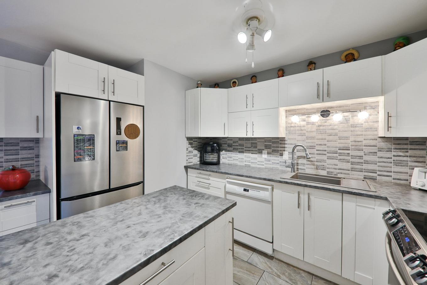 Cuisine - 506-4191 Rue De La Seine, Laval (Chomedey), QC - Indoor Photo Showing Kitchen With Upgraded Kitchen