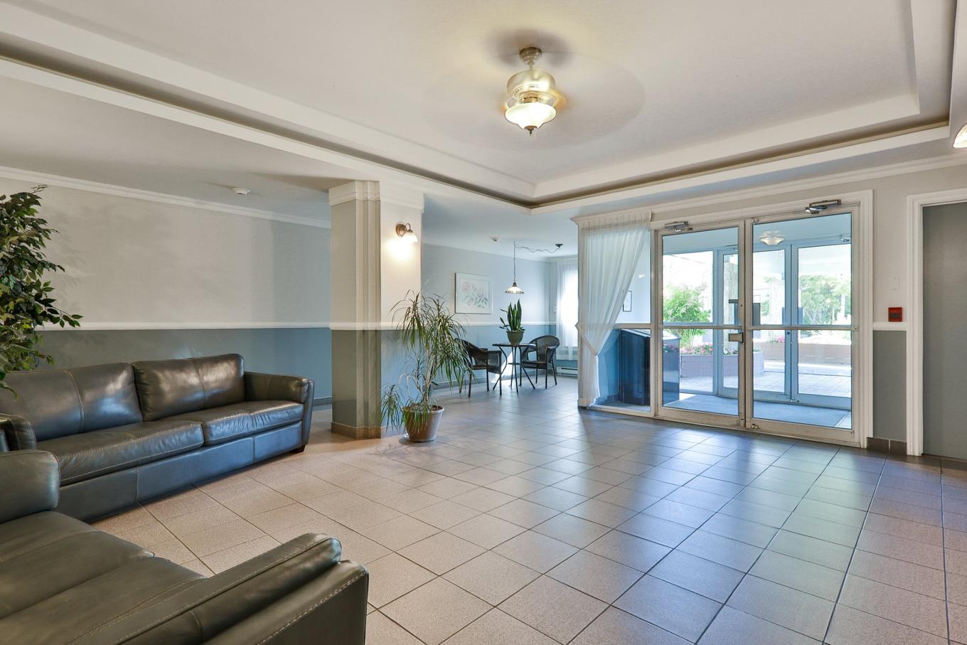 Hall d'entrée/Vestibule - 506-4191 Rue De La Seine, Laval (Chomedey), QC - Indoor Photo Showing Living Room