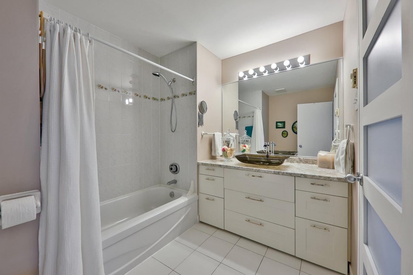 Salle de bains - 506-4191 Rue De La Seine, Laval (Chomedey), QC - Indoor Photo Showing Bathroom