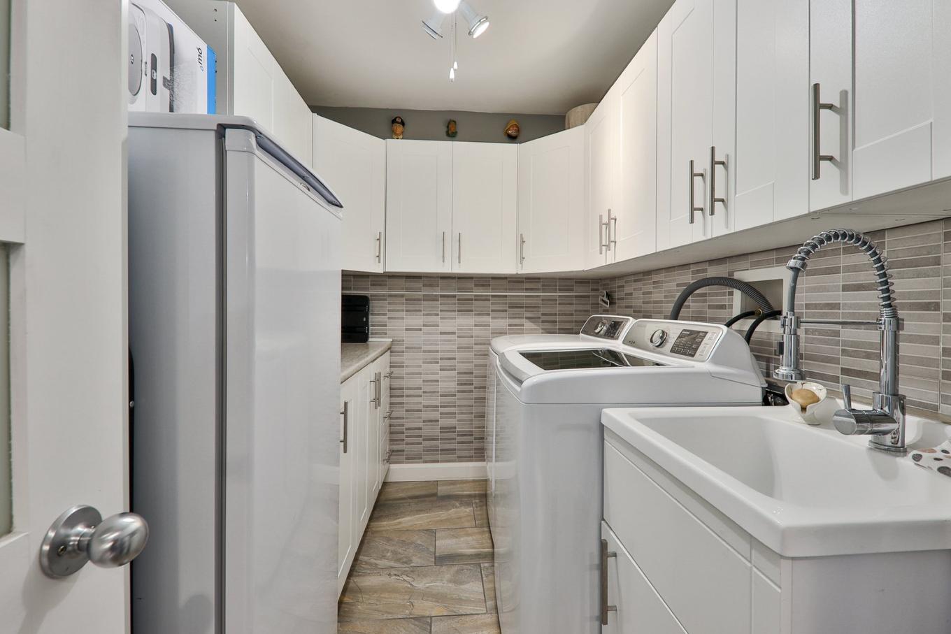 Salle de lavage - 506-4191 Rue De La Seine, Laval (Chomedey), QC - Indoor Photo Showing Laundry Room