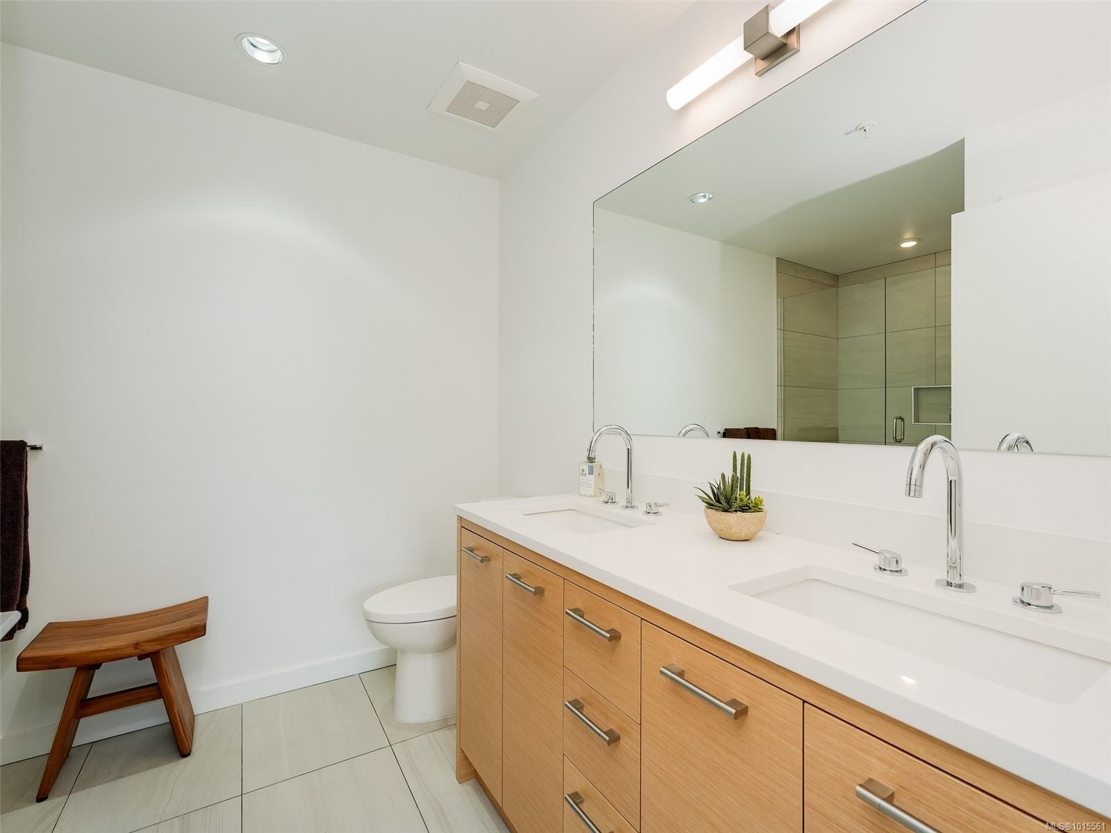 603-4009 Rainbow Hill Lane, Saanich, BC - Indoor Photo Showing Bathroom