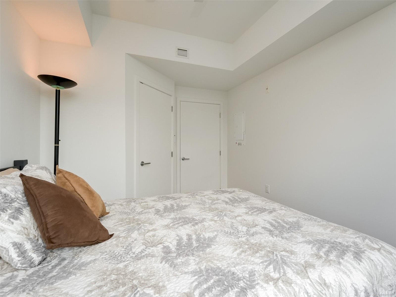 603-4009 Rainbow Hill Lane, Saanich, BC - Indoor Photo Showing Bedroom