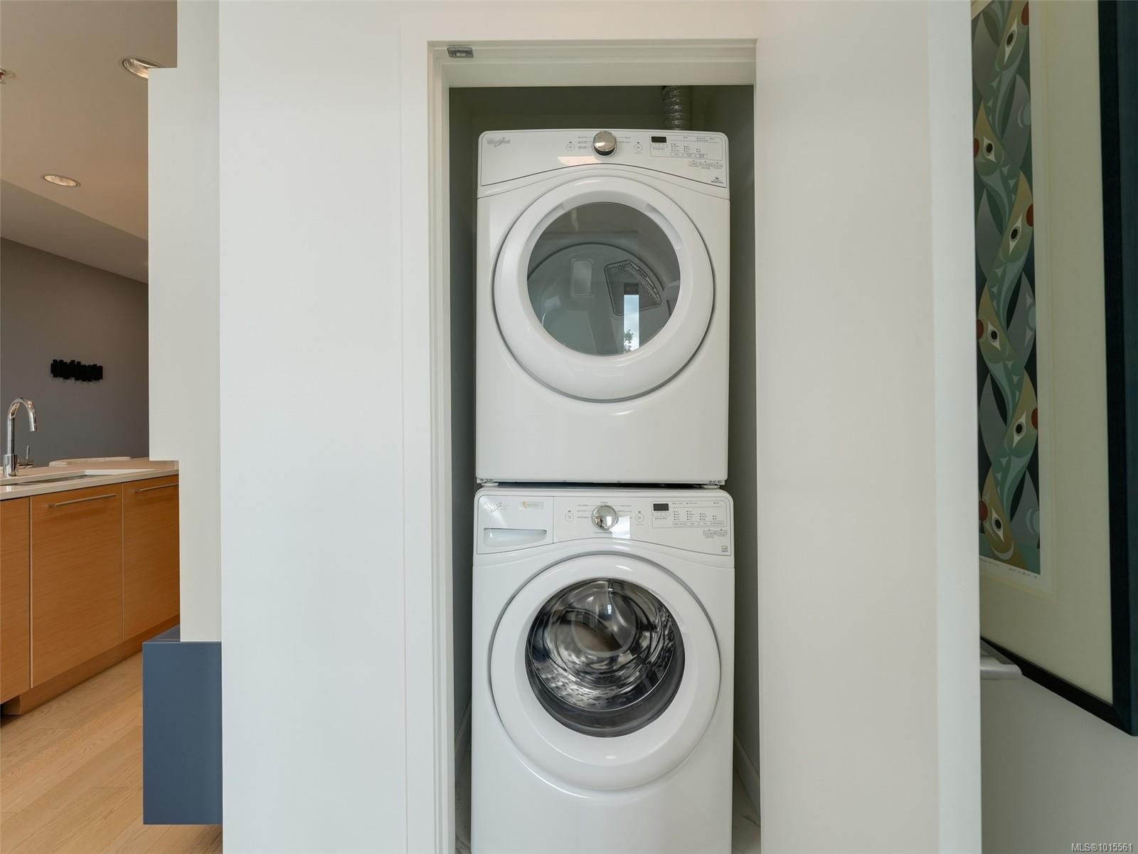 603-4009 Rainbow Hill Lane, Saanich, BC - Indoor Photo Showing Laundry Room