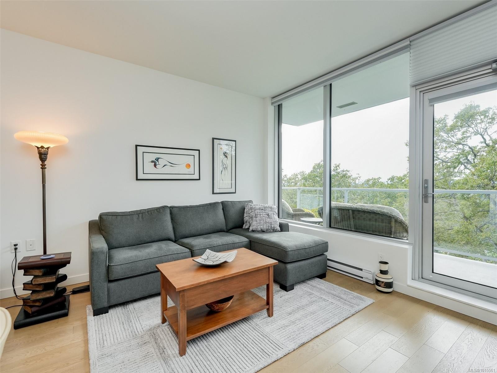 603-4009 Rainbow Hill Lane, Saanich, BC - Indoor Photo Showing Living Room