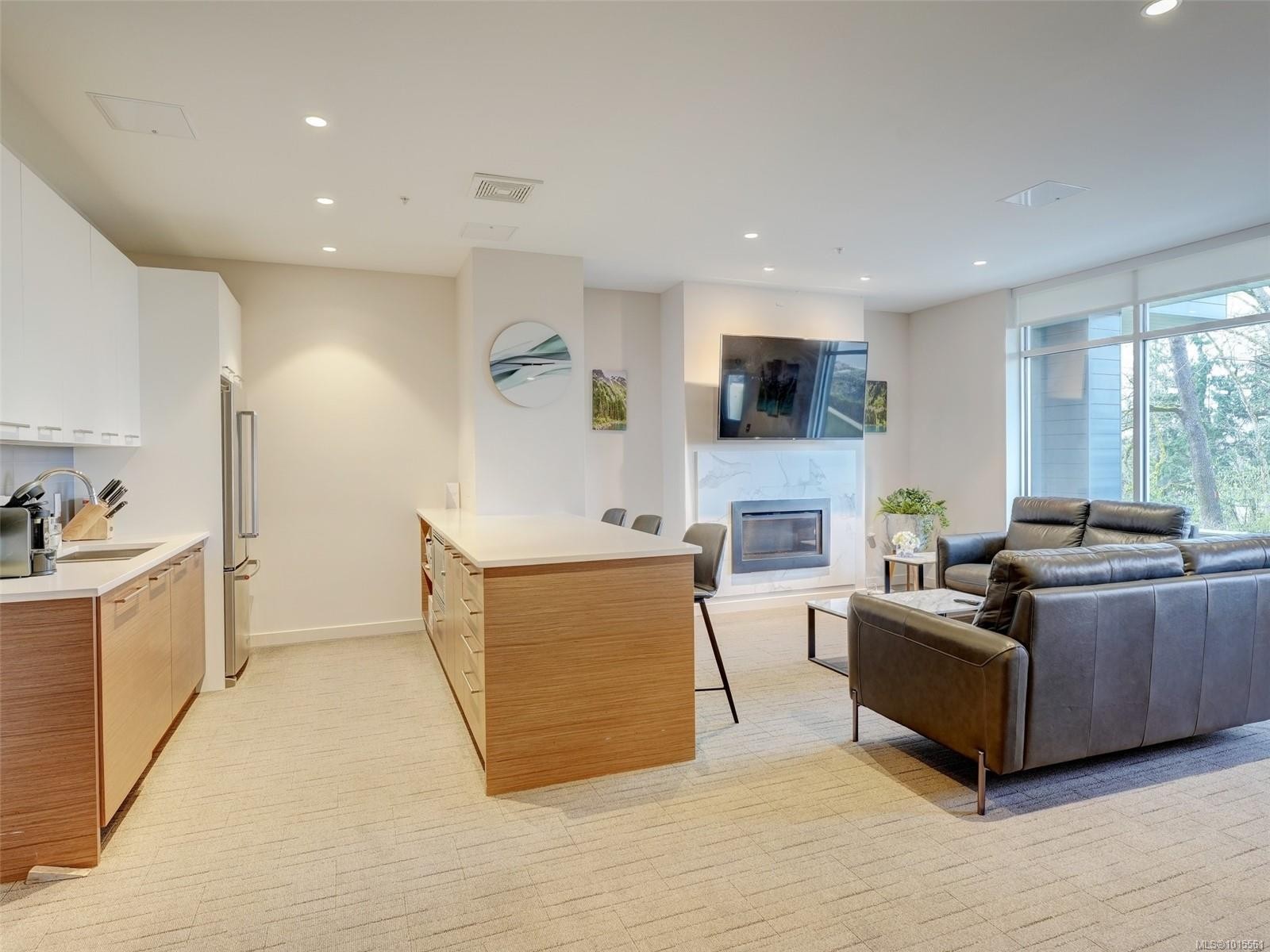 603-4009 Rainbow Hill Lane, Saanich, BC - Indoor Photo Showing Other Room With Fireplace