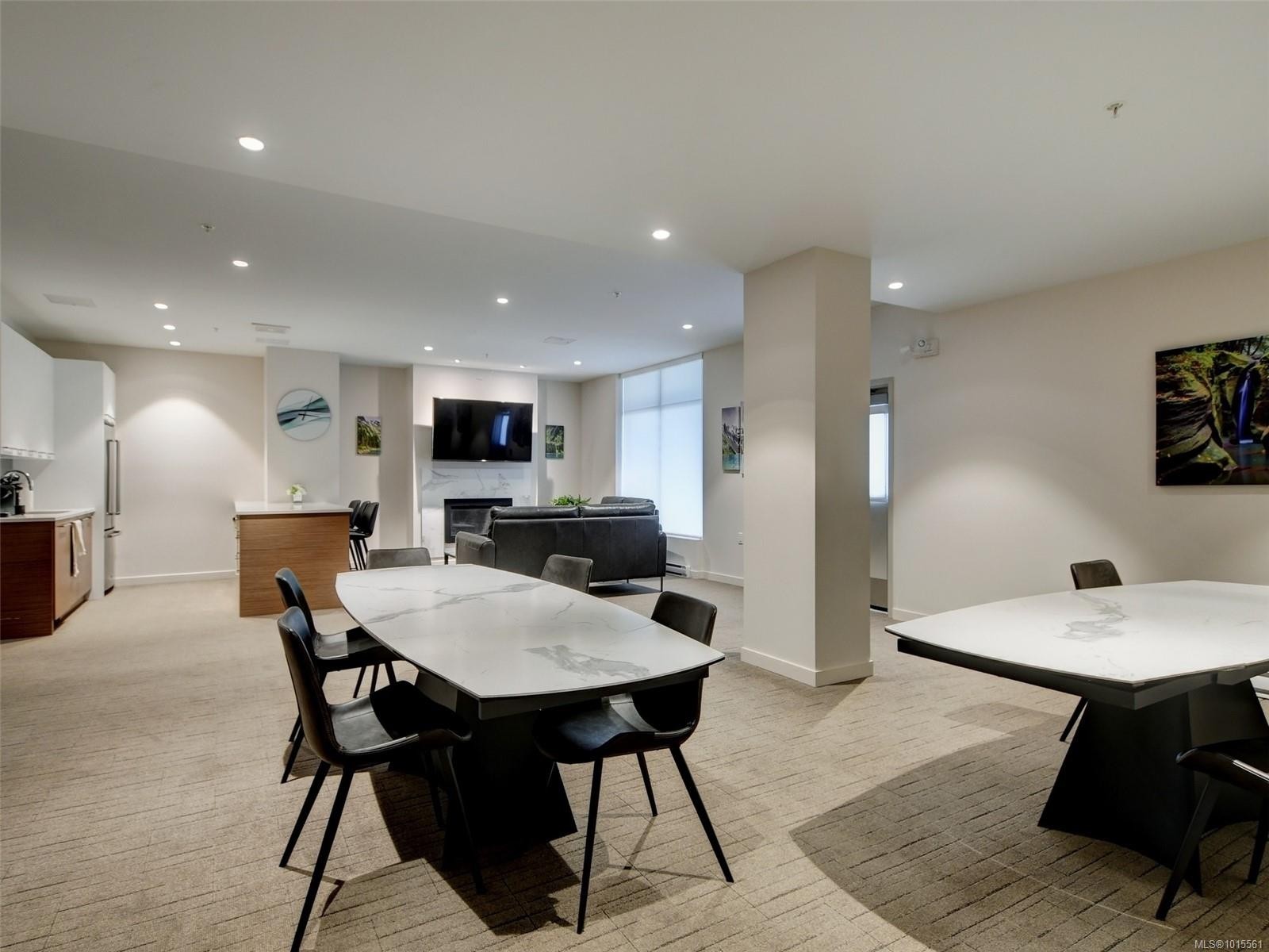 603-4009 Rainbow Hill Lane, Saanich, BC - Indoor Photo Showing Dining Room