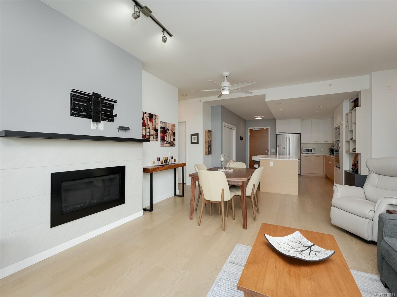 603-4009 Rainbow Hill Lane, Saanich, BC - Indoor Photo Showing Living Room With Fireplace
