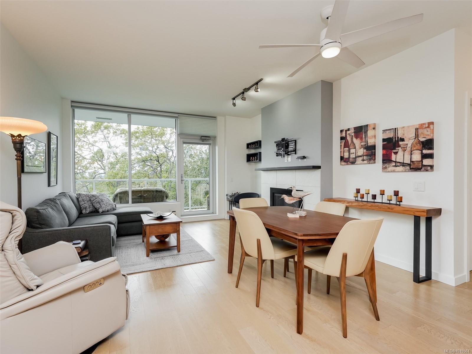 603-4009 Rainbow Hill Lane, Saanich, BC - Indoor