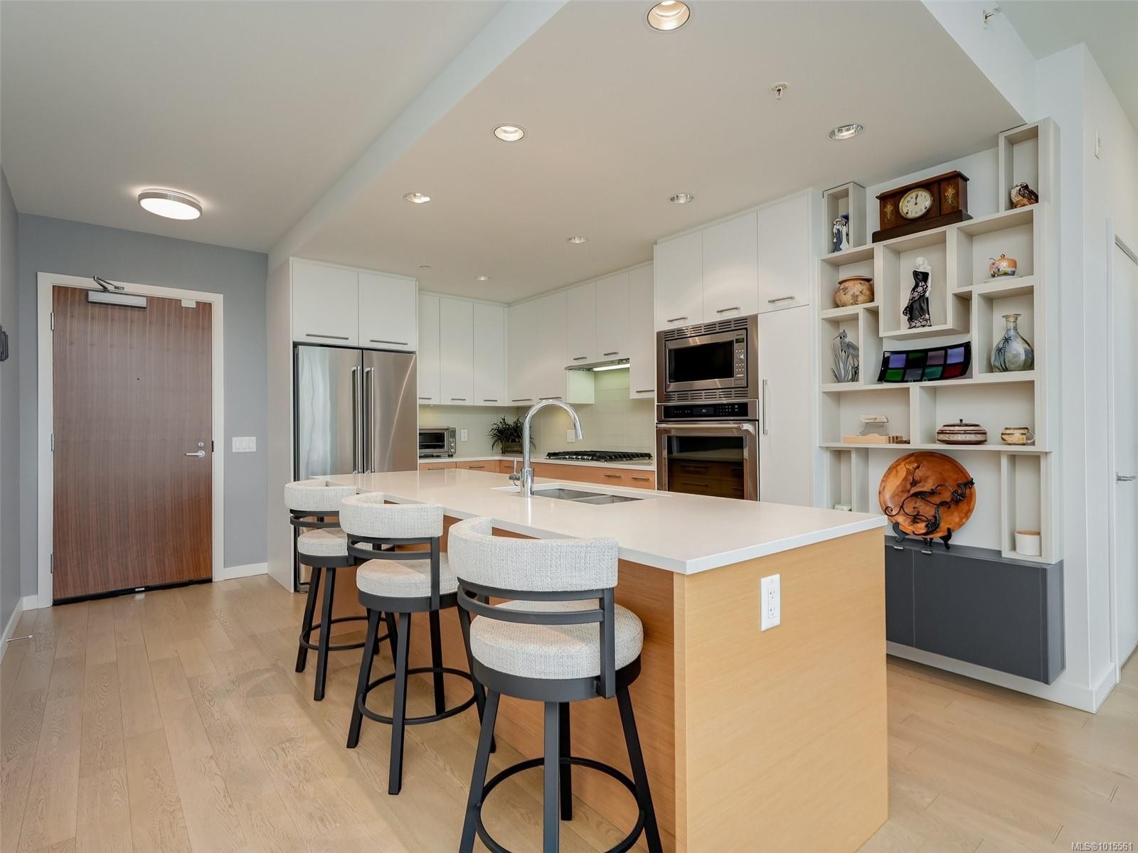 603-4009 Rainbow Hill Lane, Saanich, BC - Indoor Photo Showing Kitchen
