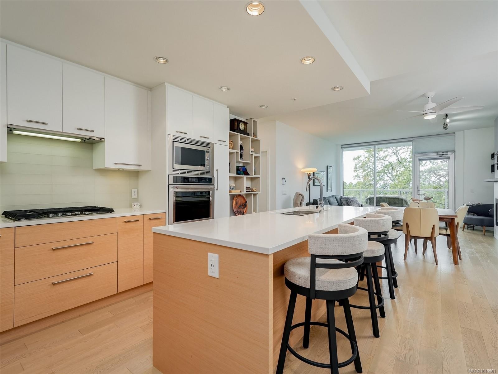 603-4009 Rainbow Hill Lane, Saanich, BC - Indoor