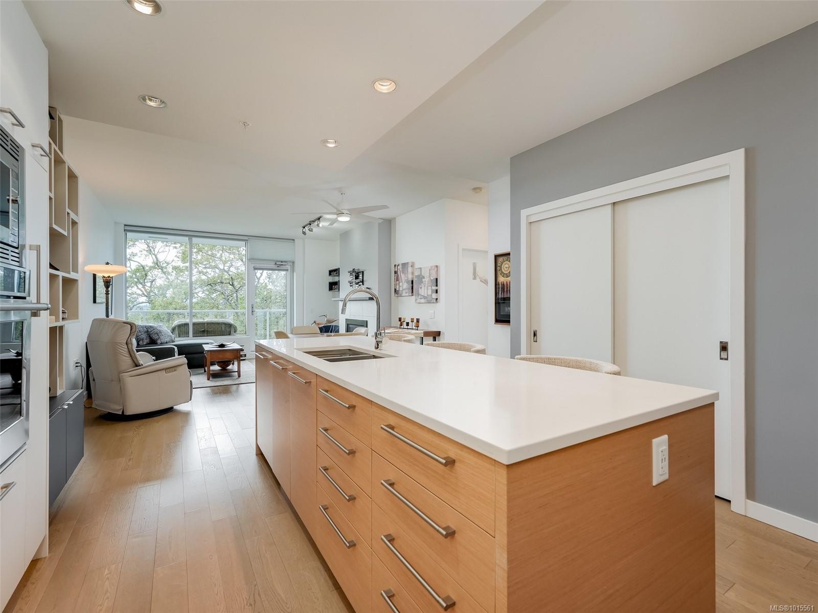 603-4009 Rainbow Hill Lane, Saanich, BC - Indoor Photo Showing Kitchen With Double Sink