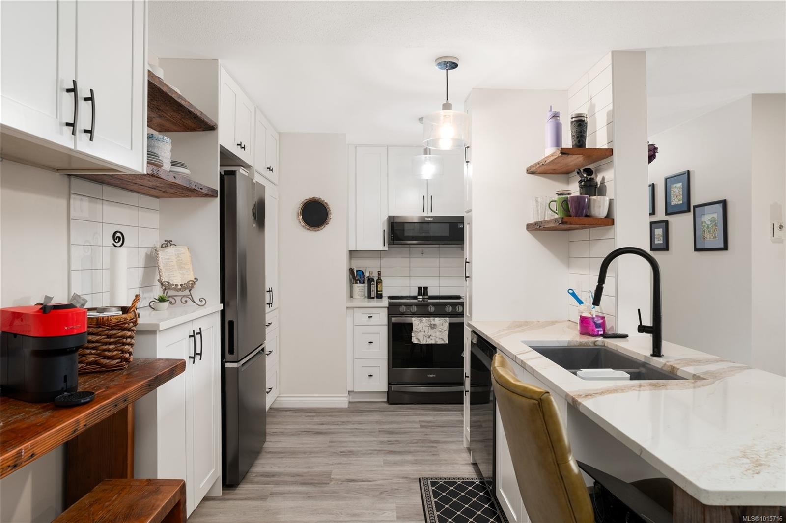 107-873 Esquimalt Rd, Esquimalt, BC - Indoor Photo Showing Kitchen With Double Sink With Upgraded Kitchen