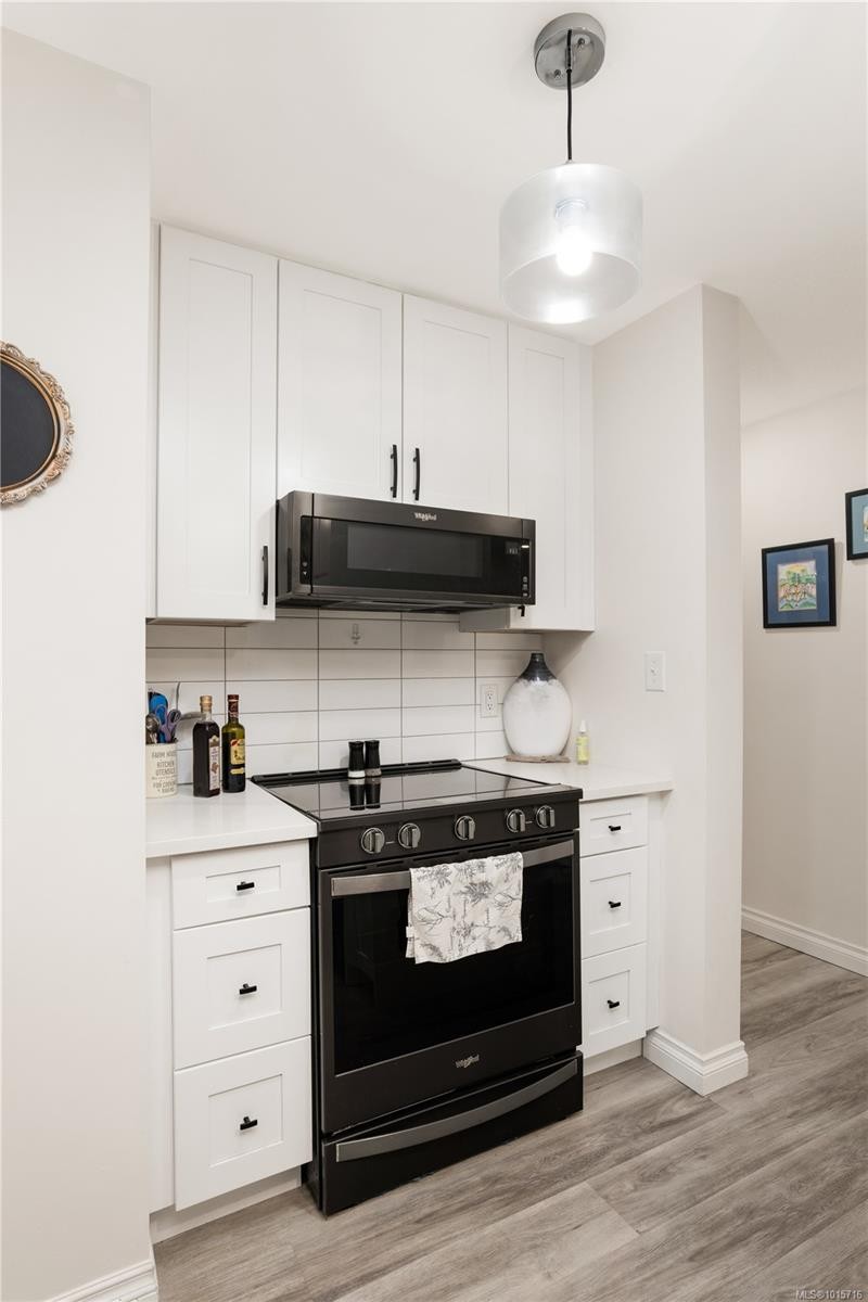 107-873 Esquimalt Rd, Esquimalt, BC - Indoor Photo Showing Kitchen With Upgraded Kitchen