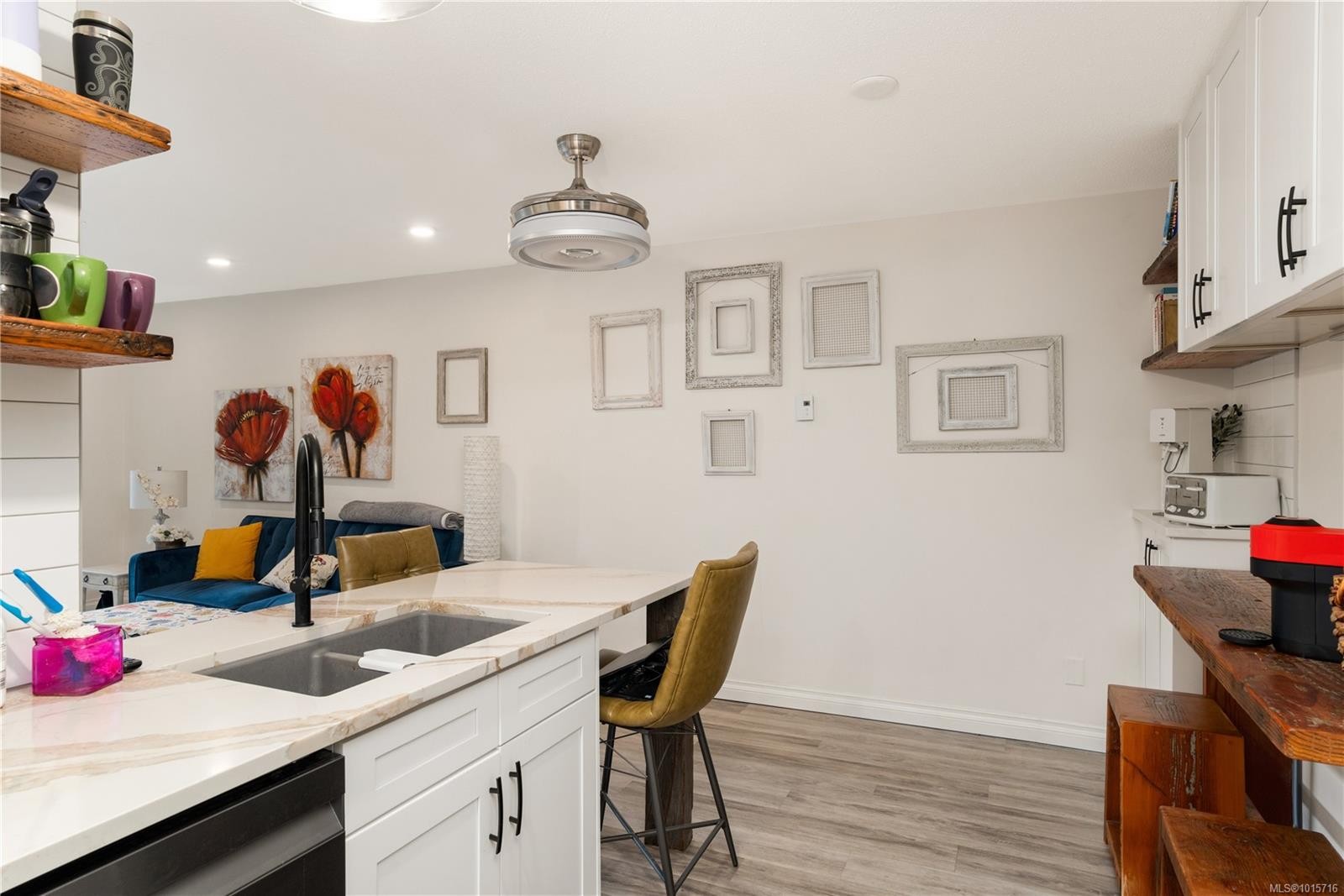107-873 Esquimalt Rd, Esquimalt, BC - Indoor Photo Showing Kitchen With Double Sink