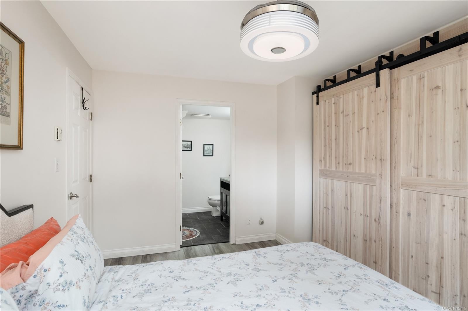 107-873 Esquimalt Rd, Esquimalt, BC - Indoor Photo Showing Bedroom