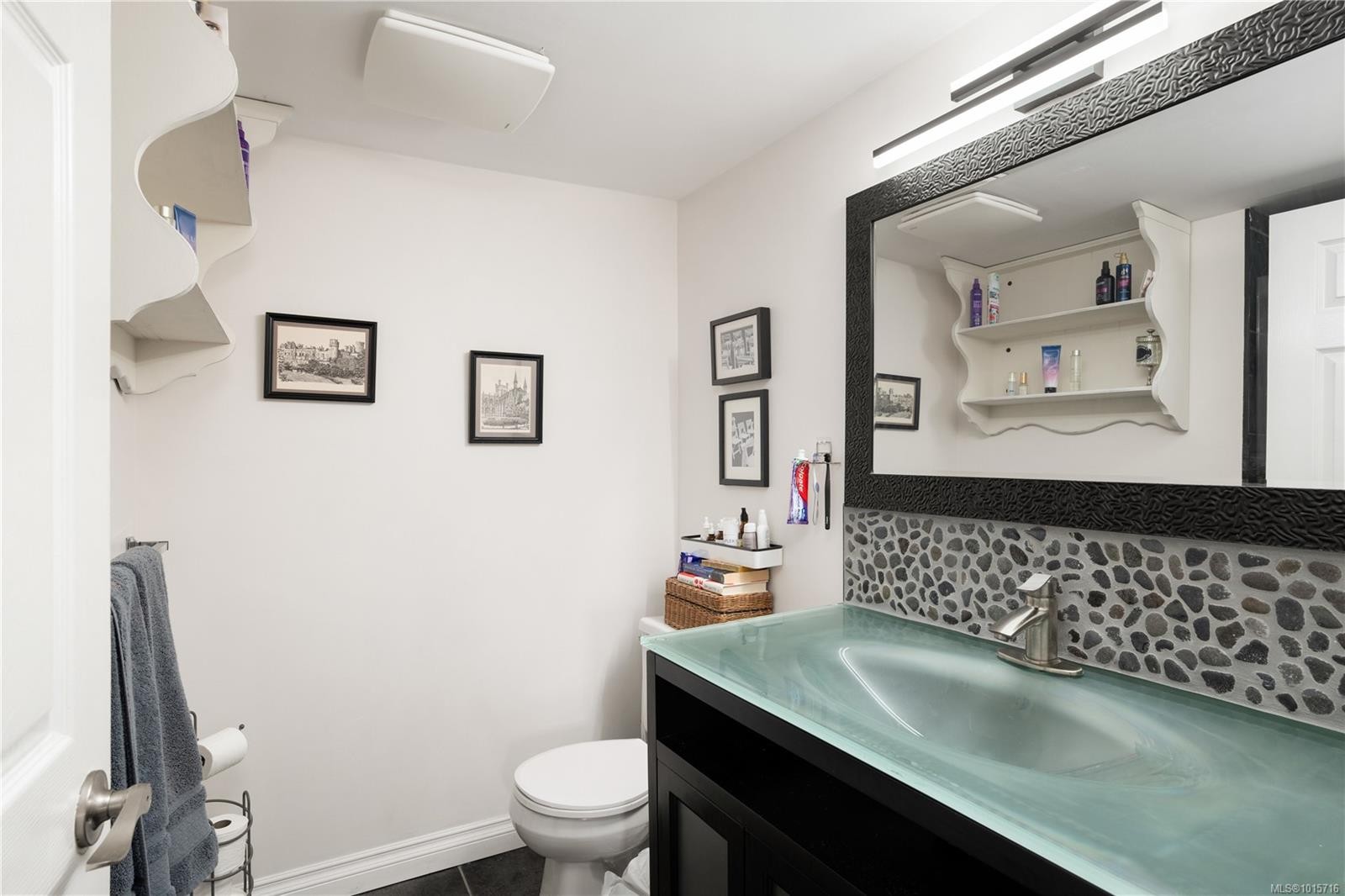 107-873 Esquimalt Rd, Esquimalt, BC - Indoor Photo Showing Bathroom