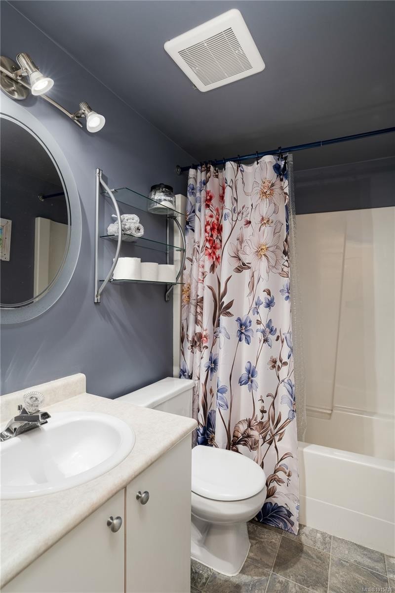 107-873 Esquimalt Rd, Esquimalt, BC - Indoor Photo Showing Bathroom