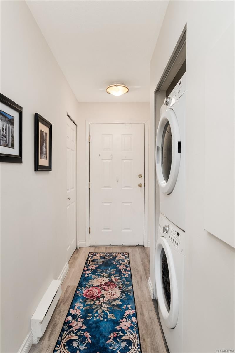 107-873 Esquimalt Rd, Esquimalt, BC - Indoor Photo Showing Laundry Room