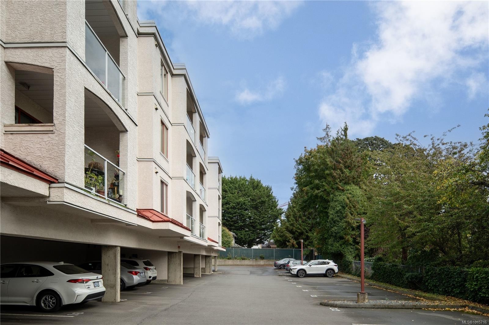 107-873 Esquimalt Rd, Esquimalt, BC - Outdoor