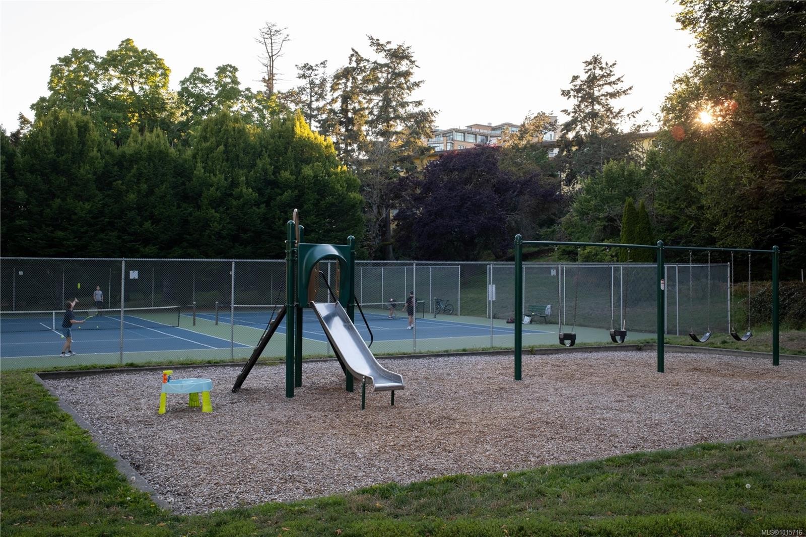 107-873 Esquimalt Rd, Esquimalt, BC - Outdoor