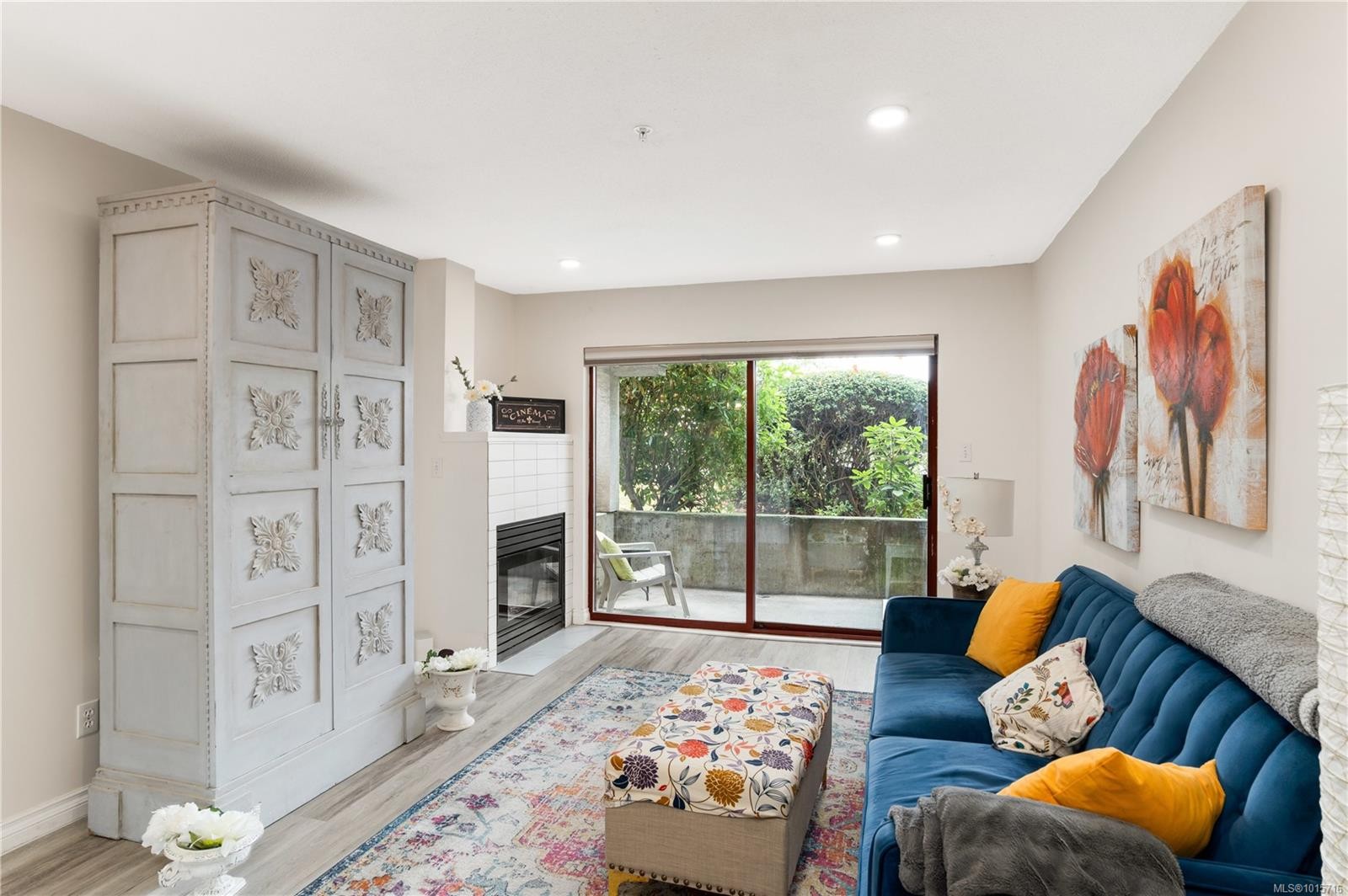 107-873 Esquimalt Rd, Esquimalt, BC - Indoor Photo Showing Living Room With Fireplace
