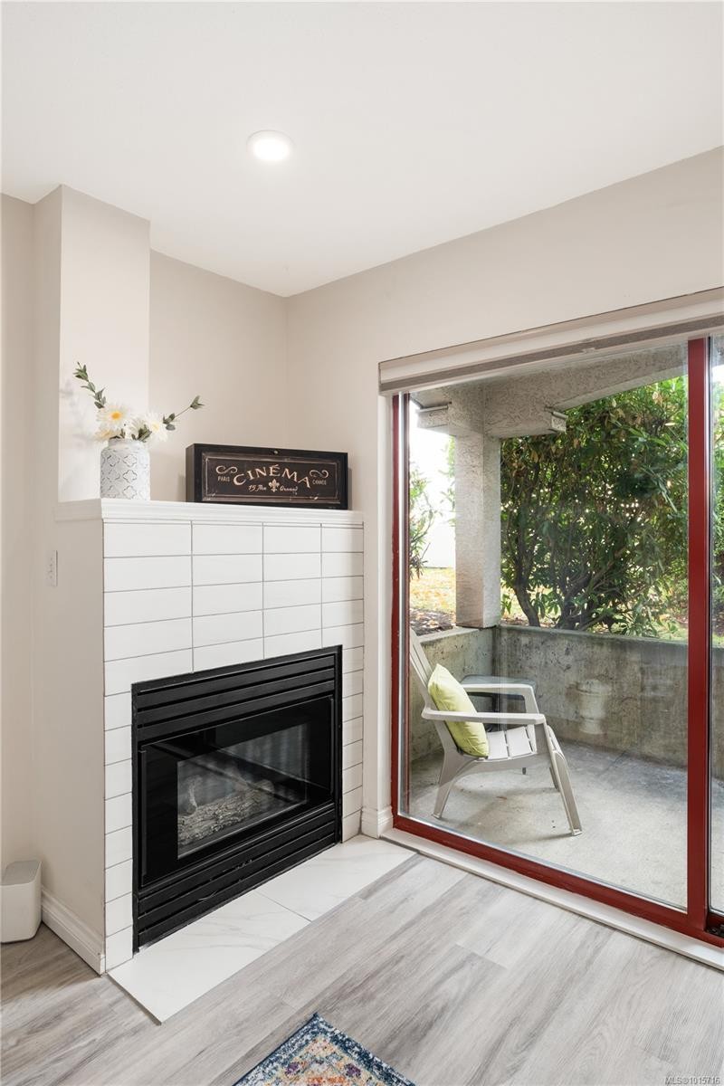 107-873 Esquimalt Rd, Esquimalt, BC - Indoor Photo Showing Living Room With Fireplace