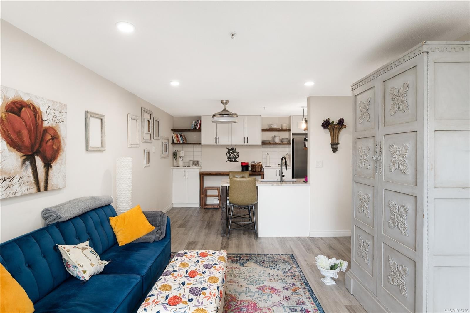 107-873 Esquimalt Rd, Esquimalt, BC - Indoor Photo Showing Living Room