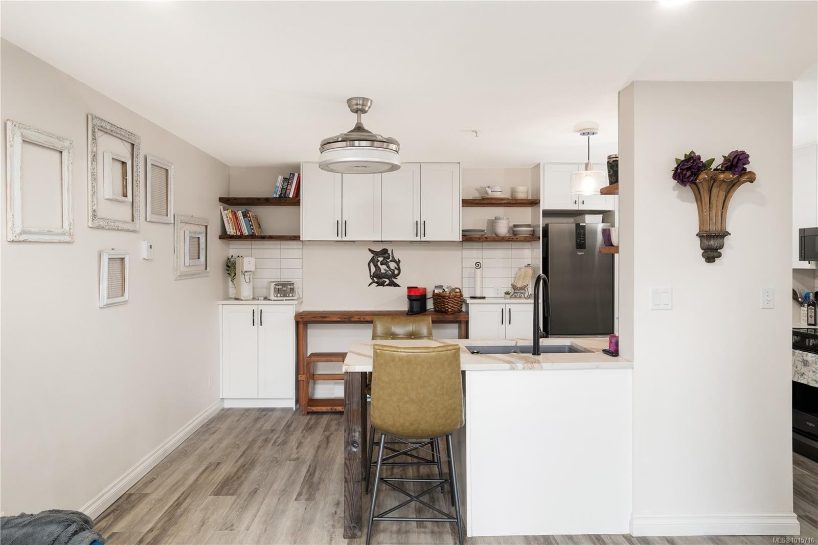 107-873 Esquimalt Rd, Esquimalt, BC - Indoor Photo Showing Kitchen