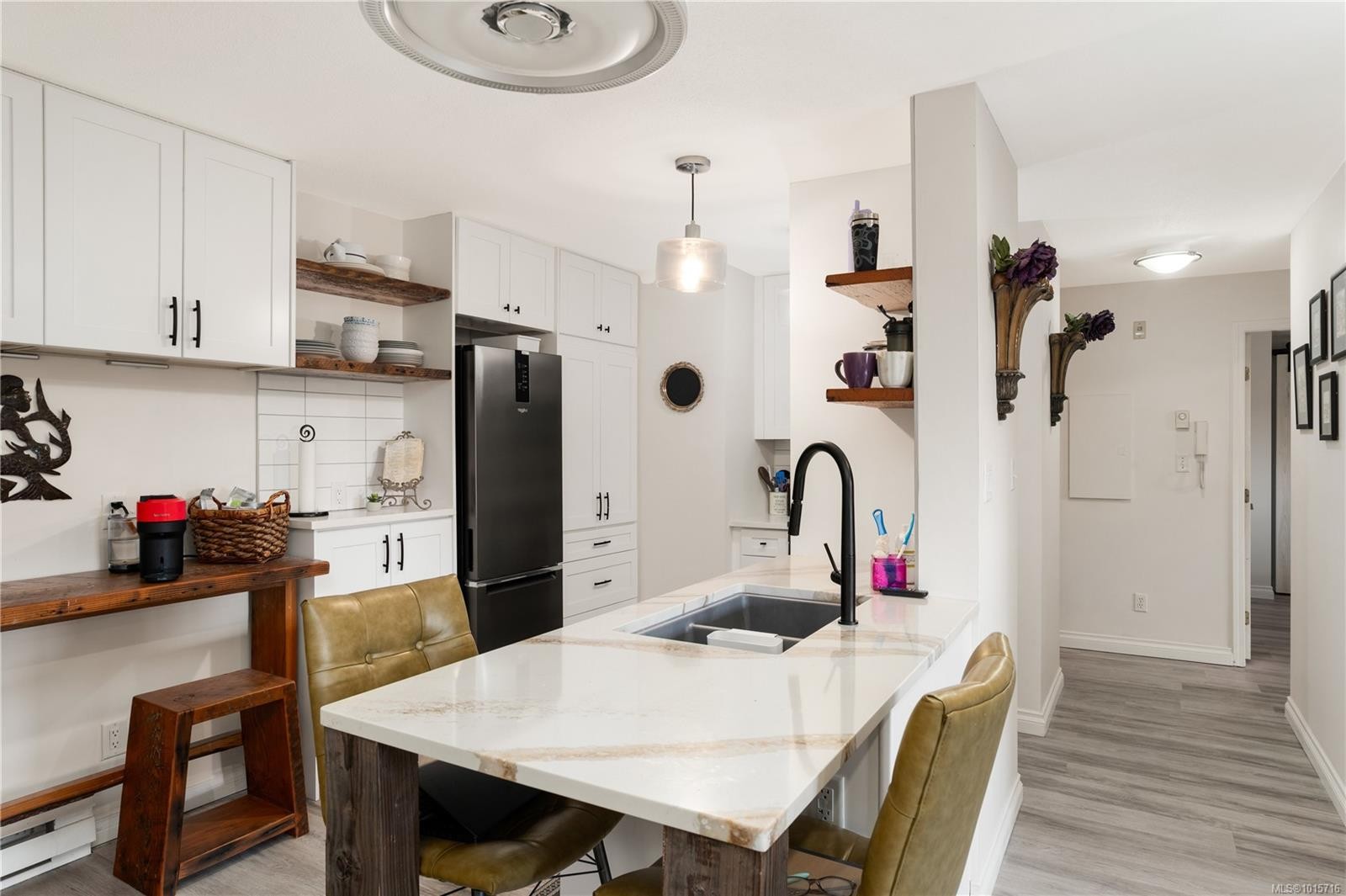 107-873 Esquimalt Rd, Esquimalt, BC - Indoor Photo Showing Kitchen With Double Sink