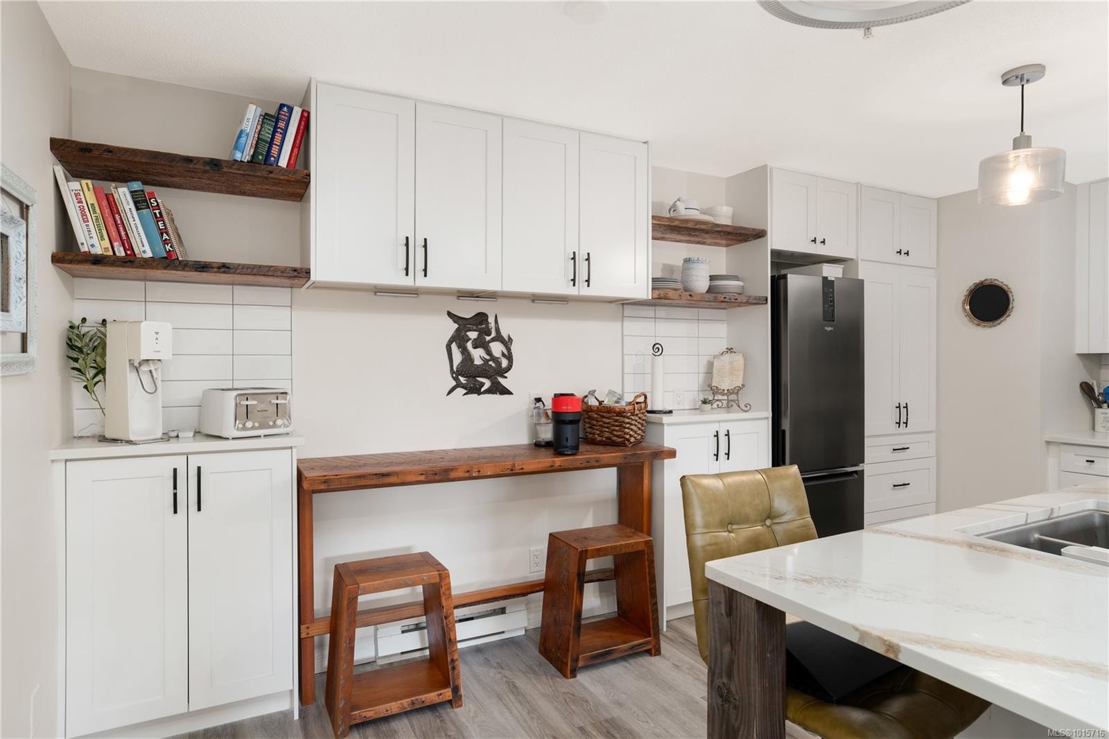 107-873 Esquimalt Rd, Esquimalt, BC - Indoor Photo Showing Kitchen With Double Sink
