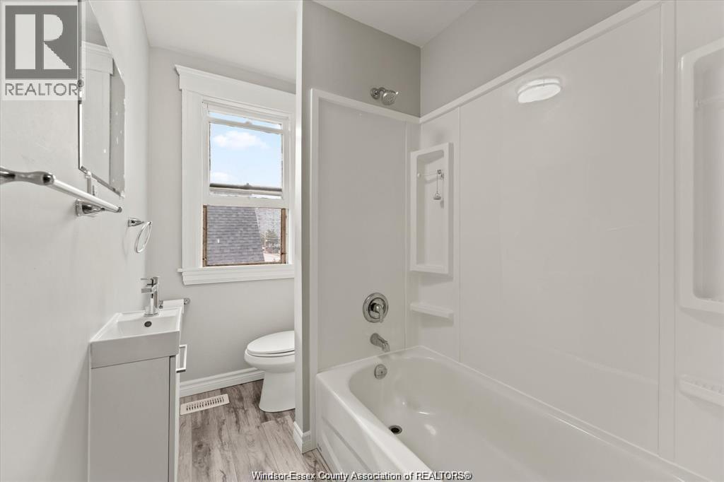 215 Pierre Ave, Windsor, ON - Indoor Photo Showing Bathroom