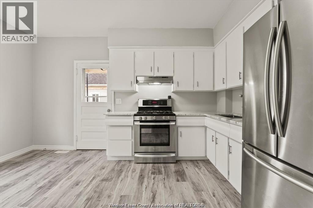215 Pierre Ave, Windsor, ON - Indoor Photo Showing Kitchen