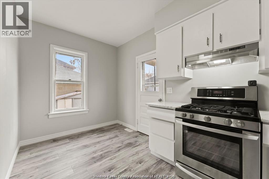 215 Pierre Ave, Windsor, ON - Indoor Photo Showing Kitchen