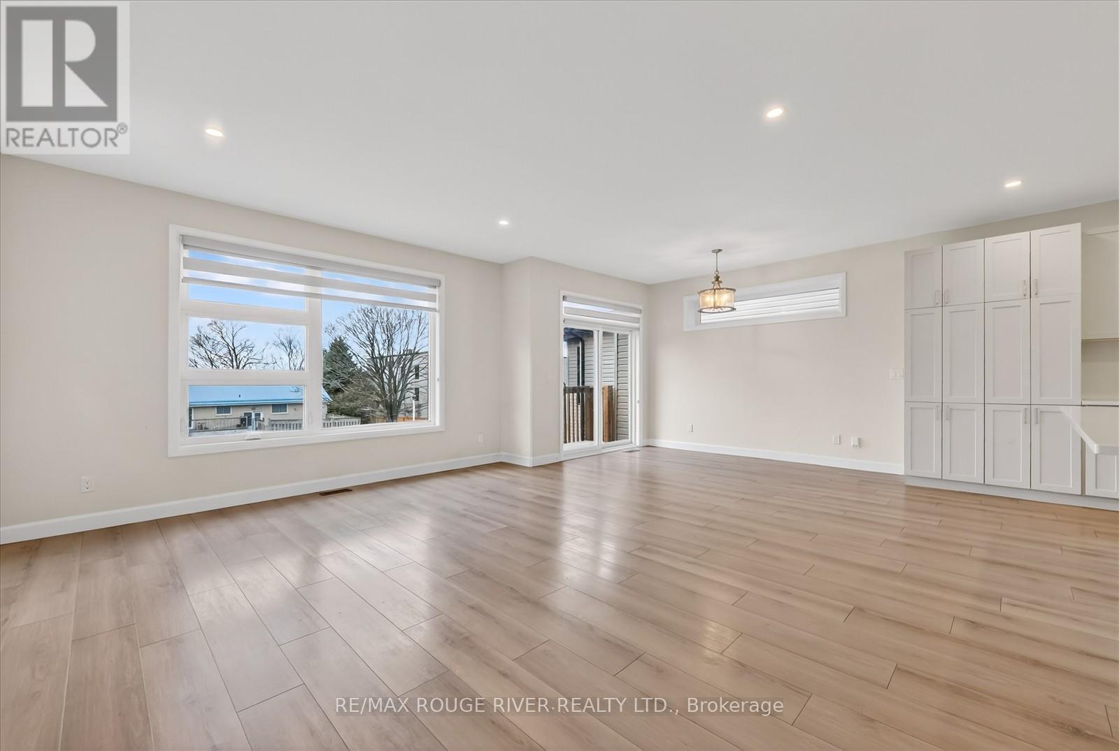 46 Erie Court, Loyalist, ON - Indoor Photo Showing Living Room