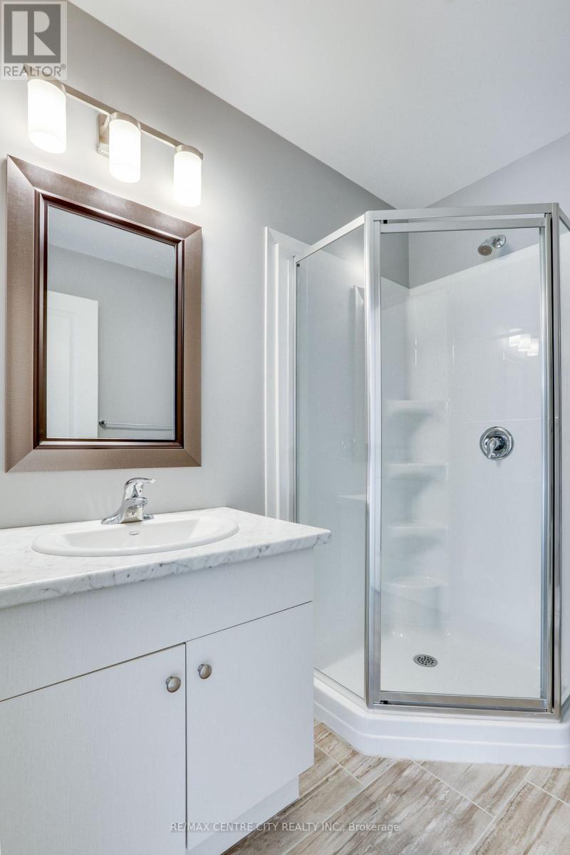 106 - 2070 Meadowgate Boulevard, London South (South U), ON - Indoor Photo Showing Bathroom