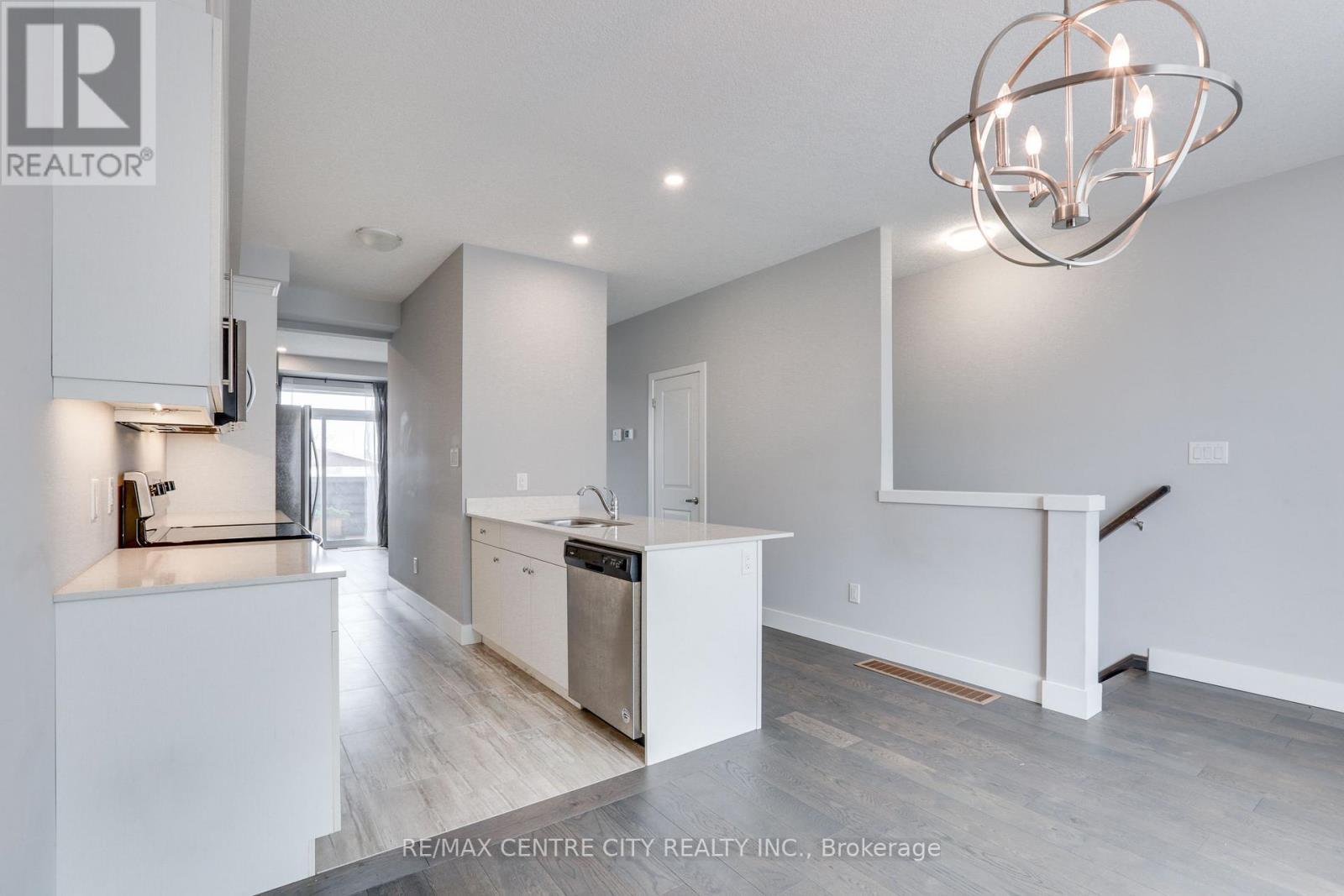 106 - 2070 Meadowgate Boulevard, London South (South U), ON - Indoor Photo Showing Kitchen