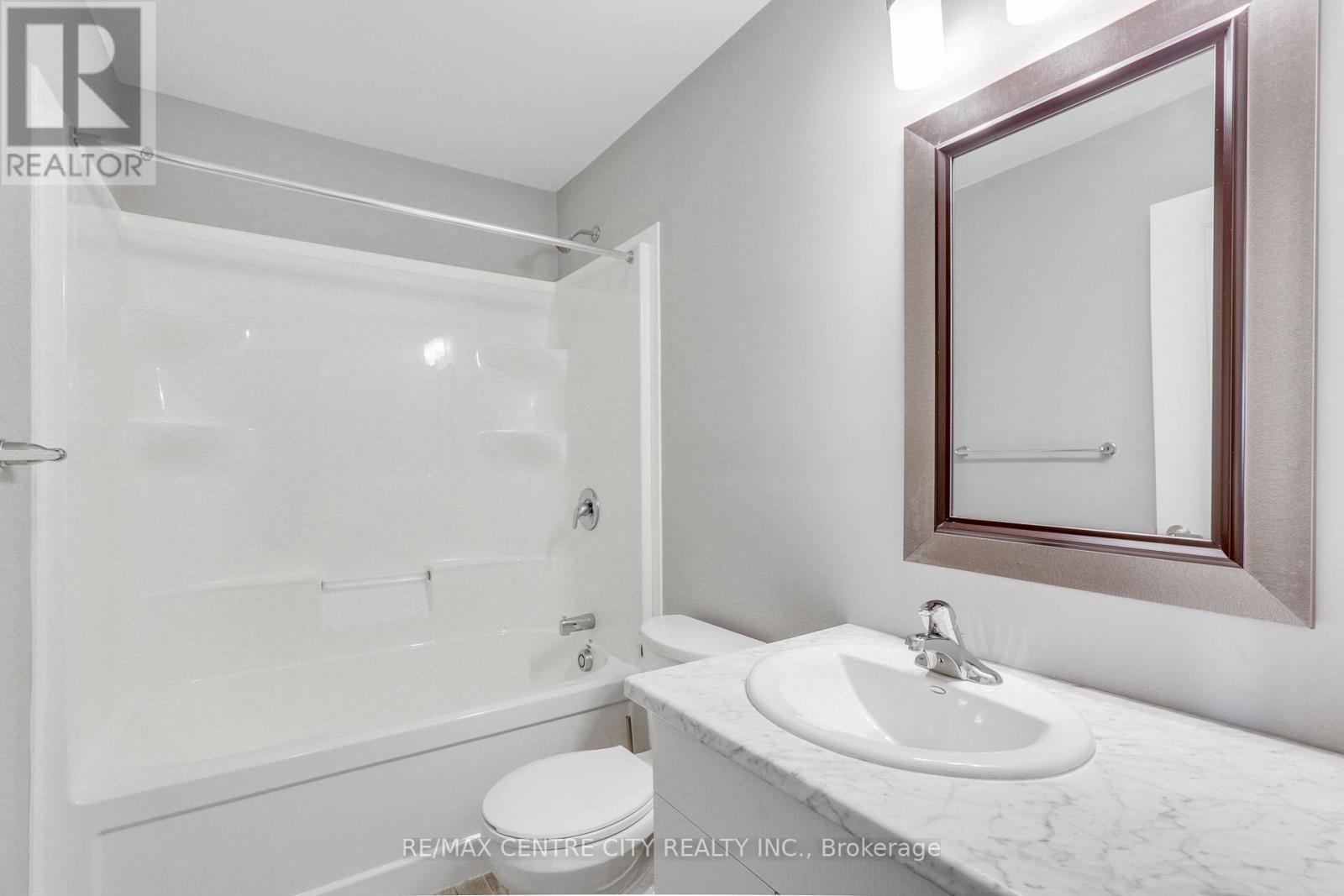 106 - 2070 Meadowgate Boulevard, London South (South U), ON - Indoor Photo Showing Bathroom
