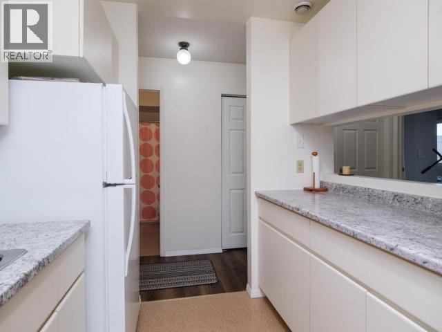 13-35 Lewes Boulevard, Whitehorse, YT - Indoor Photo Showing Kitchen