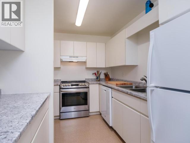 13-35 Lewes Boulevard, Whitehorse, YT - Indoor Photo Showing Kitchen With Double Sink