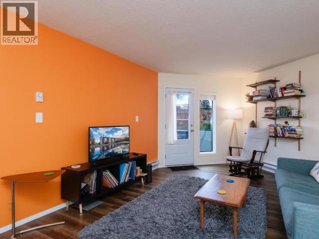 13-35 Lewes Boulevard, Whitehorse, YT - Indoor Photo Showing Living Room
