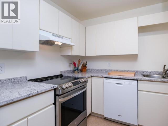 13-35 Lewes Boulevard, Whitehorse, YT - Indoor Photo Showing Kitchen