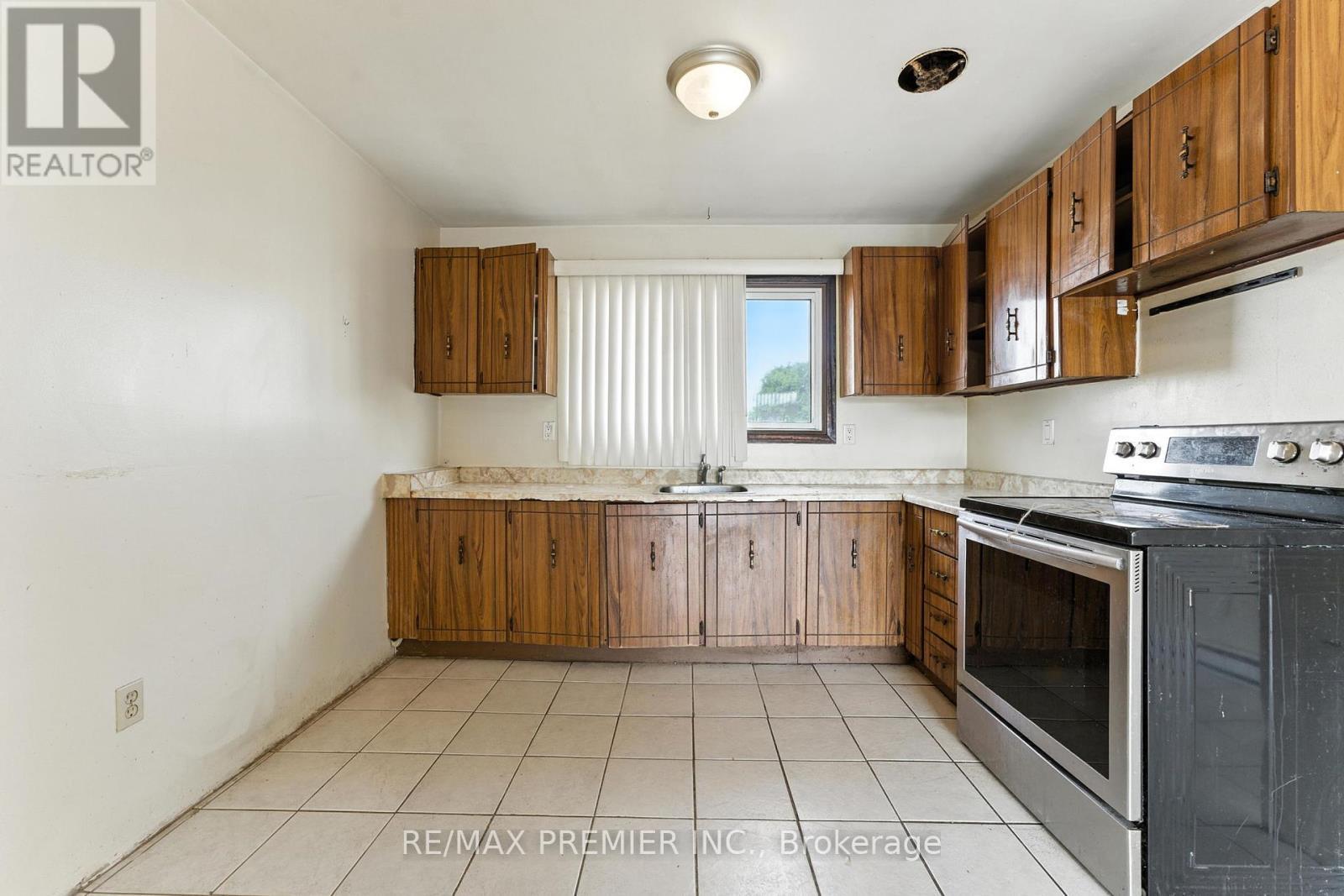 164E Henry Street, Brantford, ON - Indoor Photo Showing Kitchen
