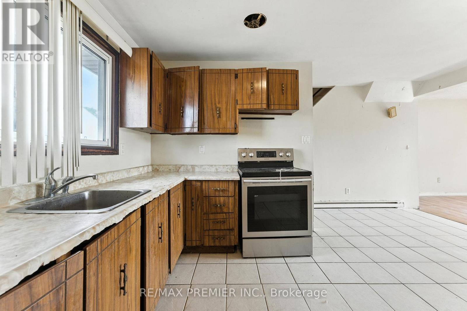 164E Henry Street, Brantford, ON - Indoor Photo Showing Kitchen