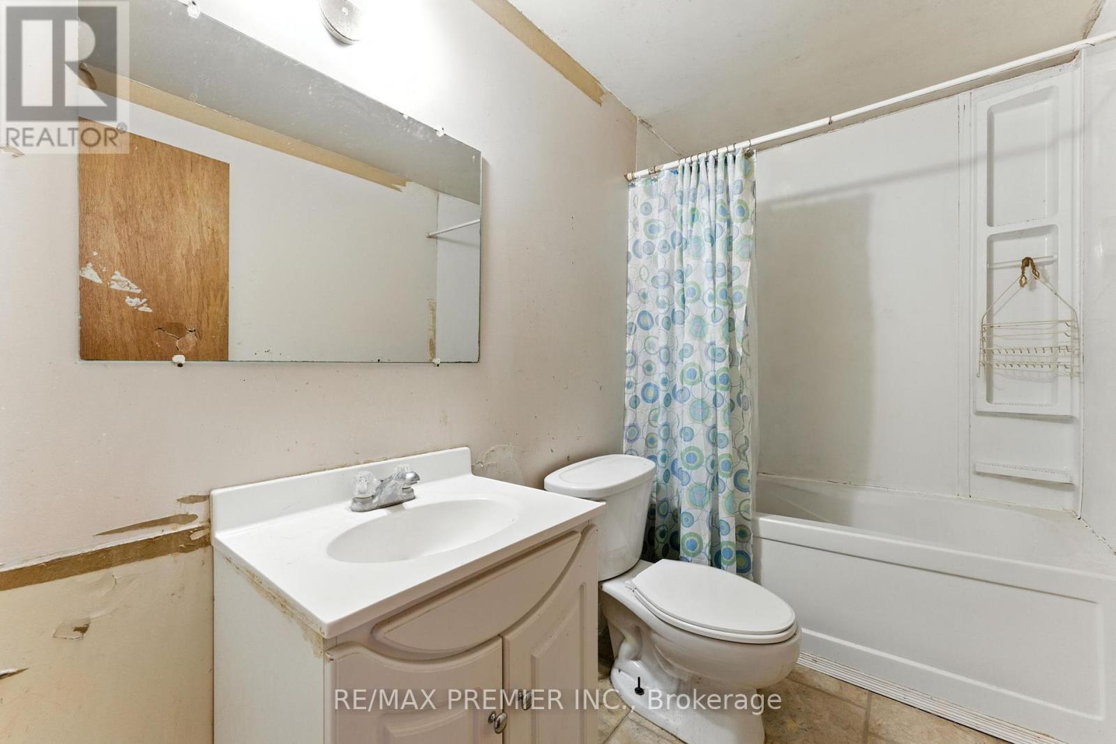 164E Henry Street, Brantford, ON - Indoor Photo Showing Bathroom